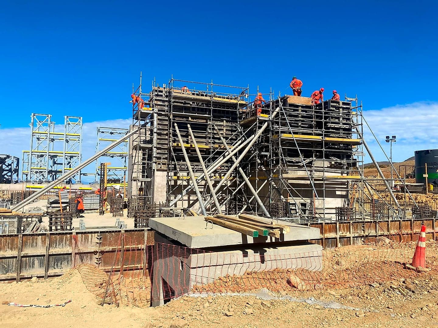 Torre de moldajes con la cuadrilla de B&M trabajando en altura, sobre la enfierradura de las fundaciones